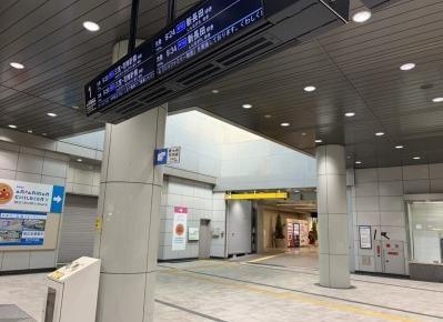 1）「神戸駅」の改札を出て、南口エスカレーターでデュオこうべに向かいます。