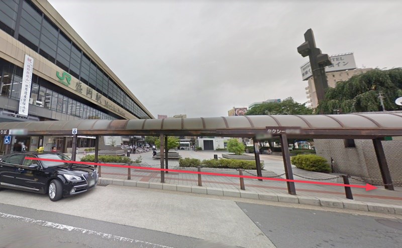 「盛岡駅」南口を出てタクシー乗り場の手前の道を直進します。