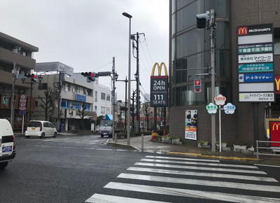 横断歩道を渡り、「マクドナルド」と「月の家」の間にある道に入ります