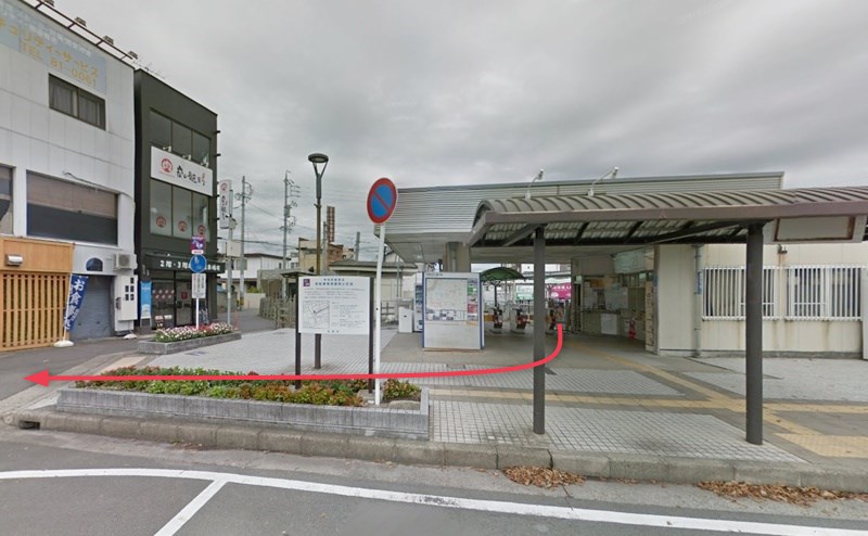 平田町駅改札を出て右折し、ロータリー沿いを道なりに進みます。
