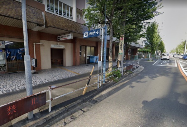 1）市営地下鉄上飯田線「上飯田駅」で電車を降り、バスターミナルへ向かいます。