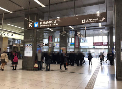 1）静岡駅の改札を出たら、南口に向かいます。