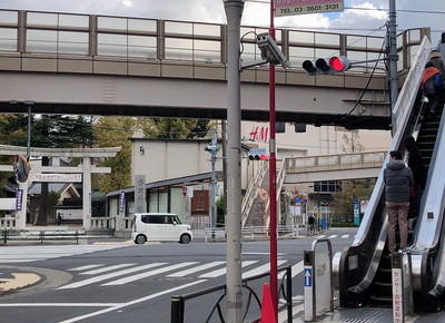 ５）正面にエスカレーターがついた歩道橋が見えてきます。