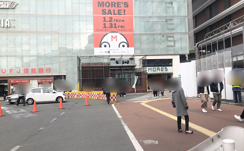 駅を右手に見ながら直進する