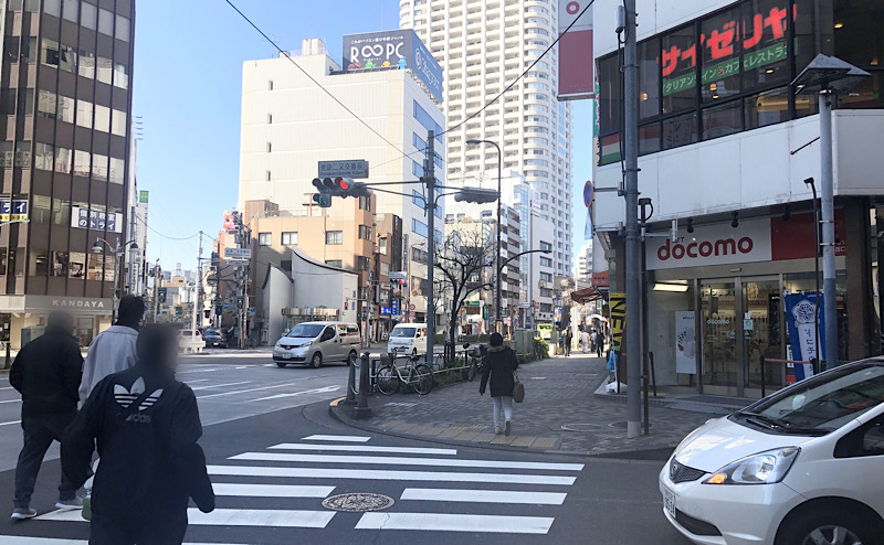 docomo側へ横断歩道を渡って直進