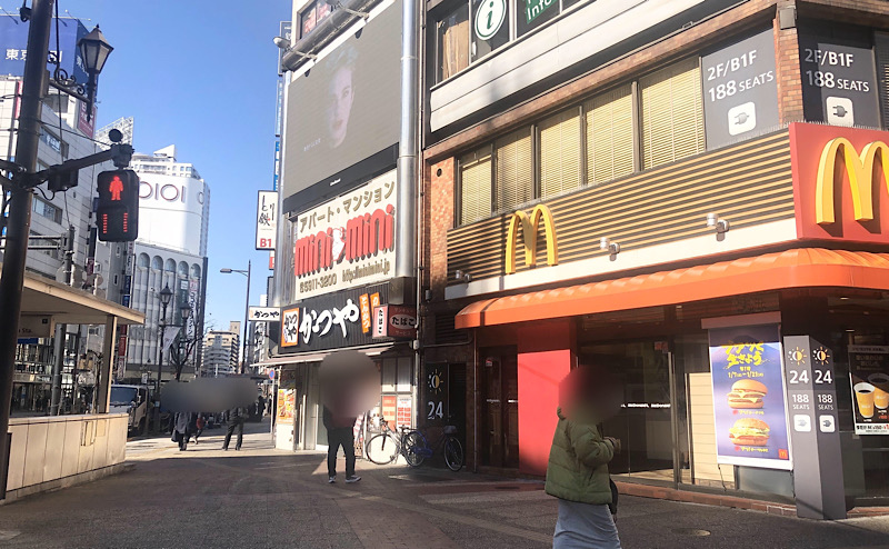 マクドナルドを右手に道なりに直進