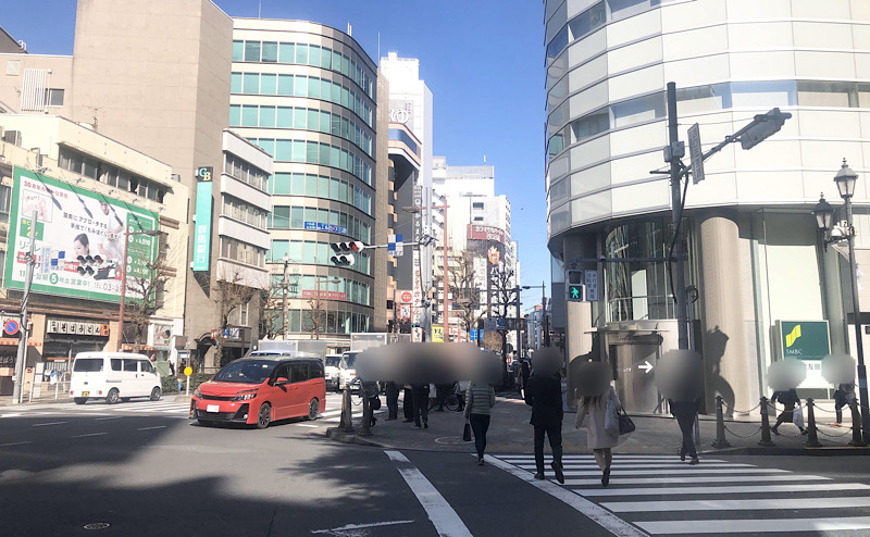 三井住友銀行側へ横断歩道を渡る