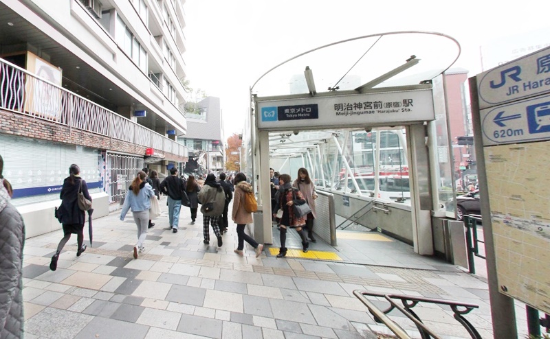 東京メトロ明治神宮前駅5番出口から出る