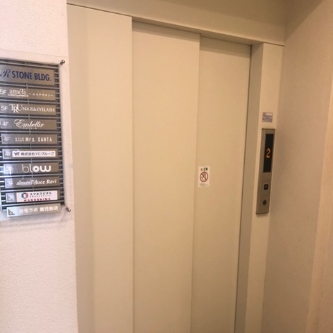 8.エレベーターと階段があります。