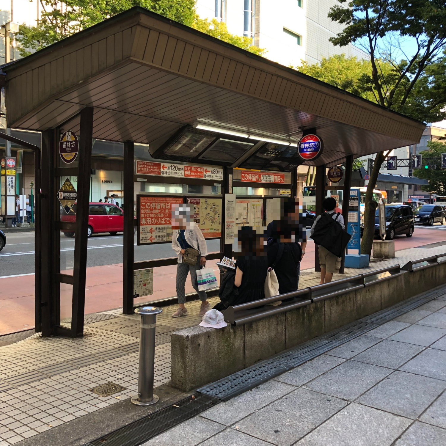 1.金沢駅のバス乗り場8・9・10番乗り場の香林坊・広小路経由のバスに乗り、『香林坊』というバス停で降ります。