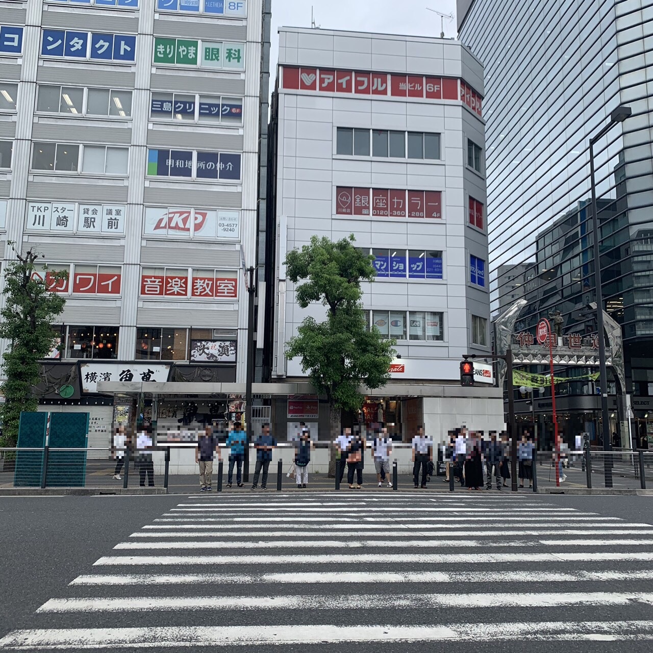 4、ロータリーを抜けると横断歩道があるので渡り、左に向かいます。