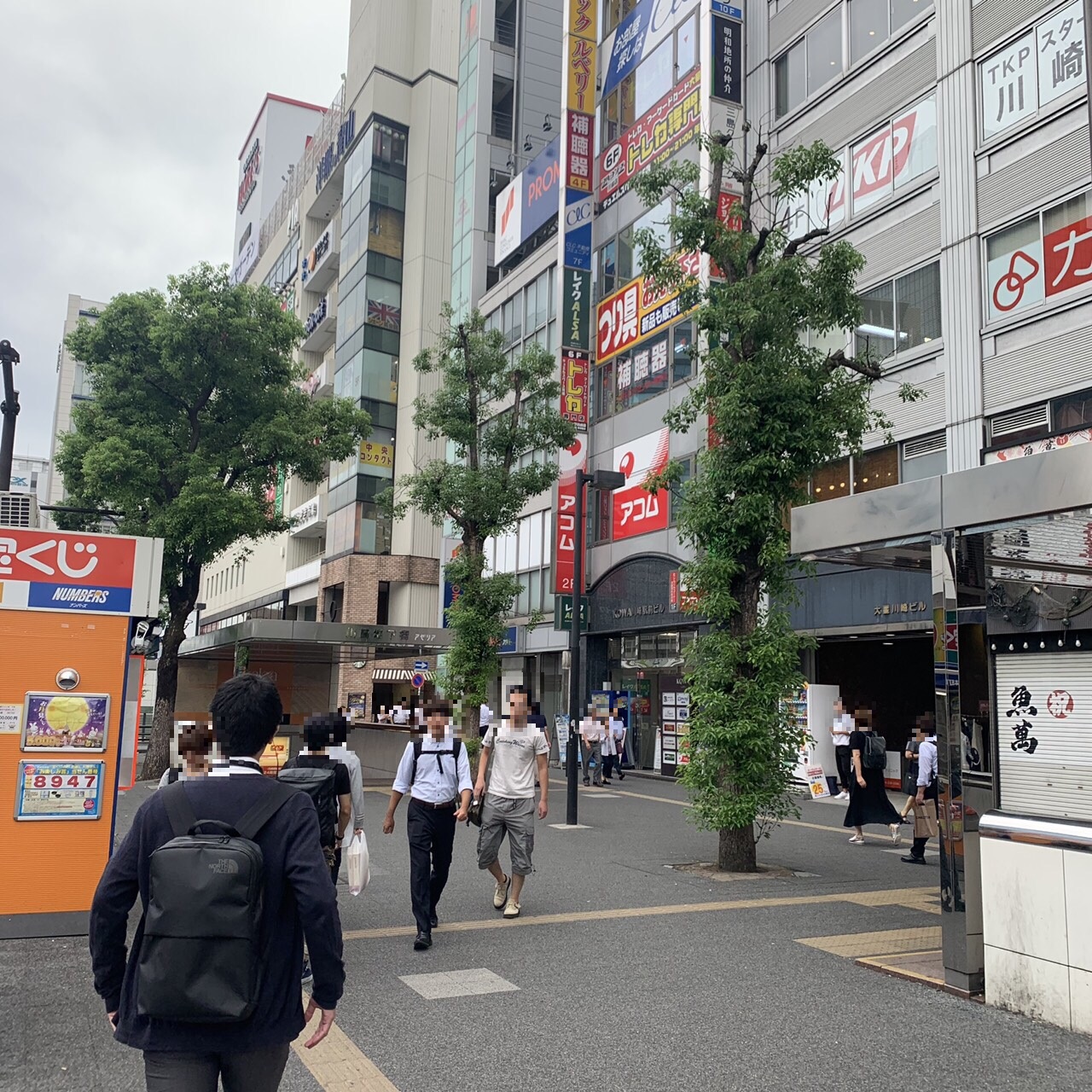 4、ロータリーを抜けると横断歩道があるので渡り、左に向かいます。