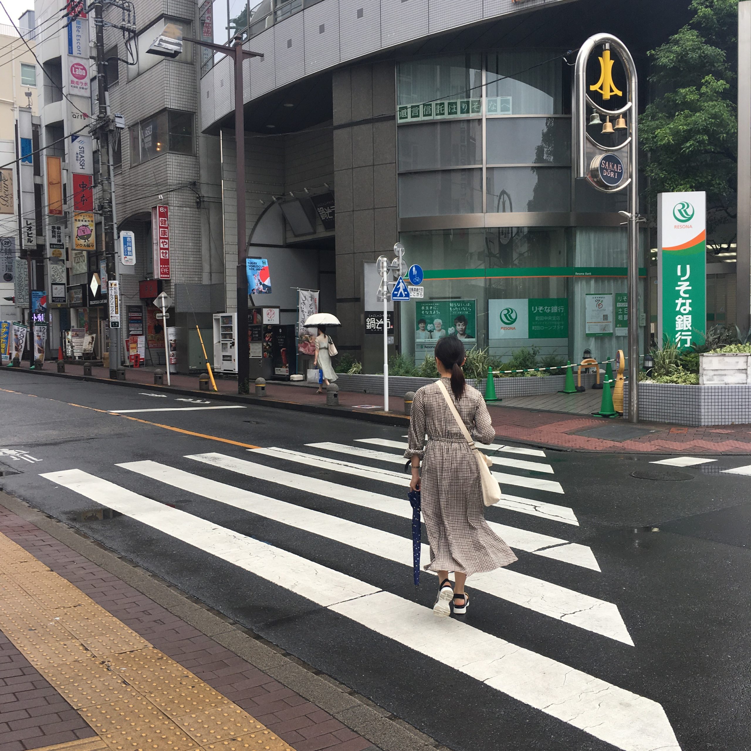 7.横断歩道を渡って左に進んでください。