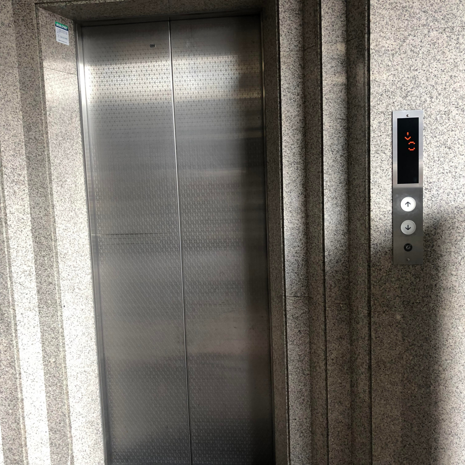 7.階段の手前にエレベーターがございますので、4Fまでお上がりください。