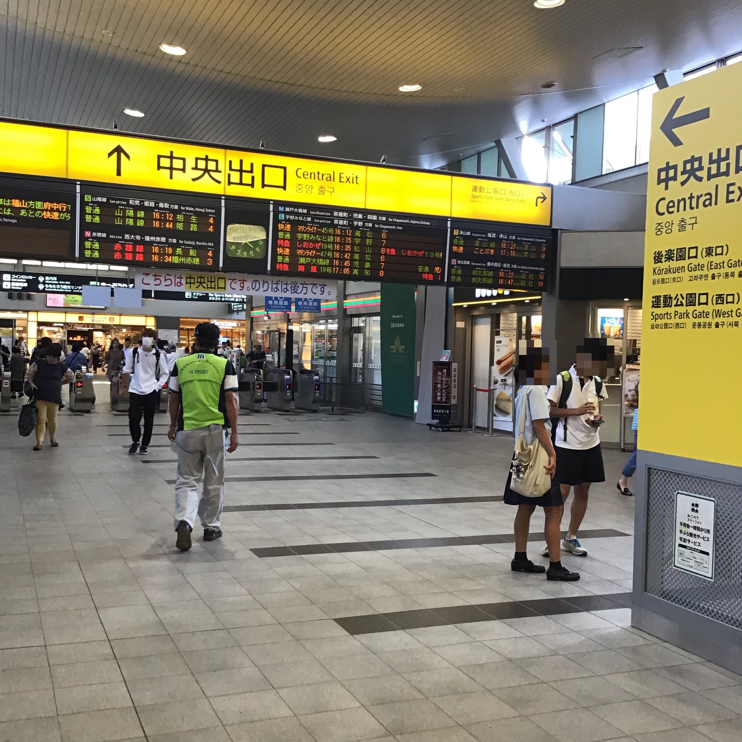 ①岡山駅、中央出口の改札を出ます。