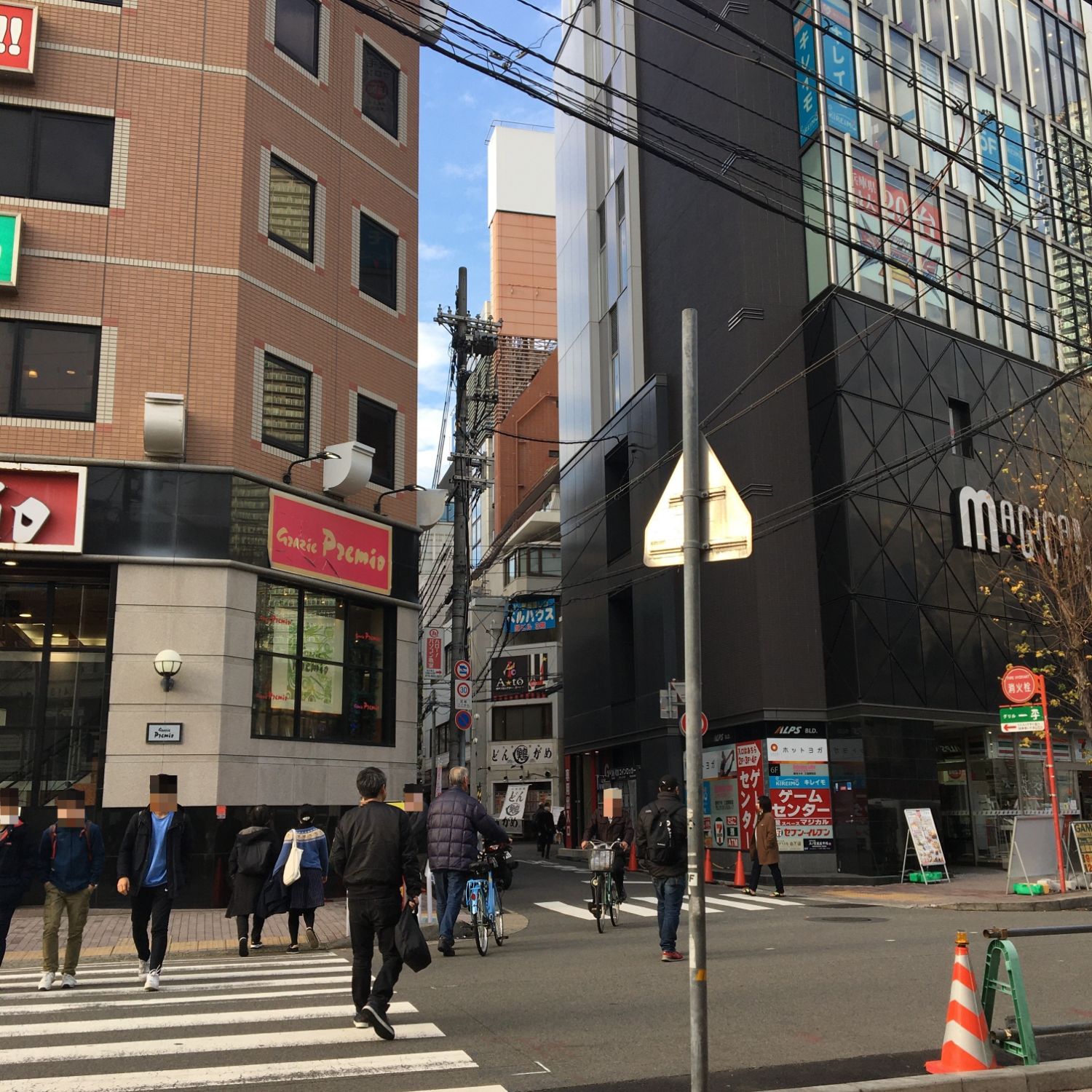 ④三井住友銀行ATMの目の前の左手側の横断歩道を渡り、すぐ右の横断歩道も渡ります。