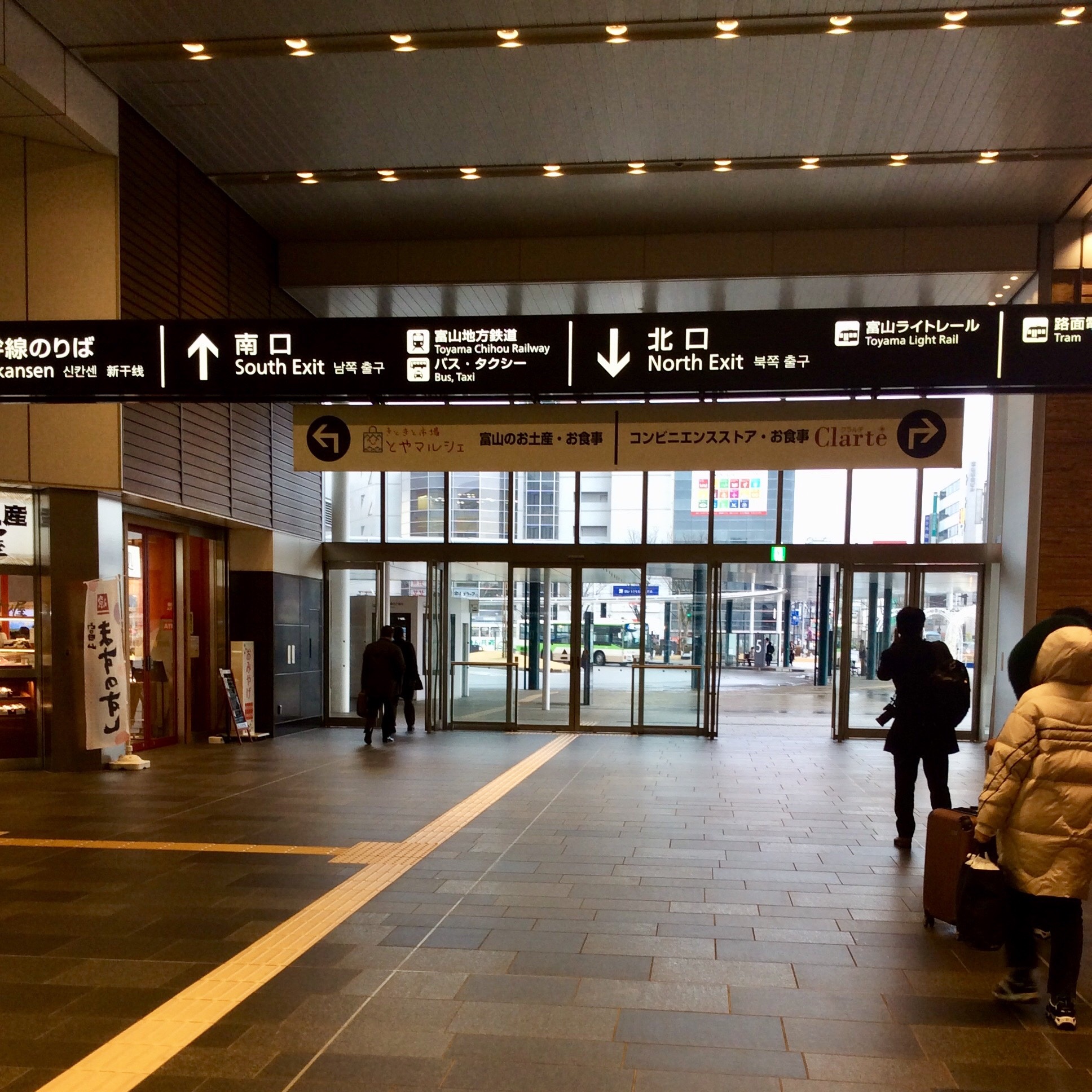 ①JR富山駅改札を出て、南口出口（左手）に向かいます。