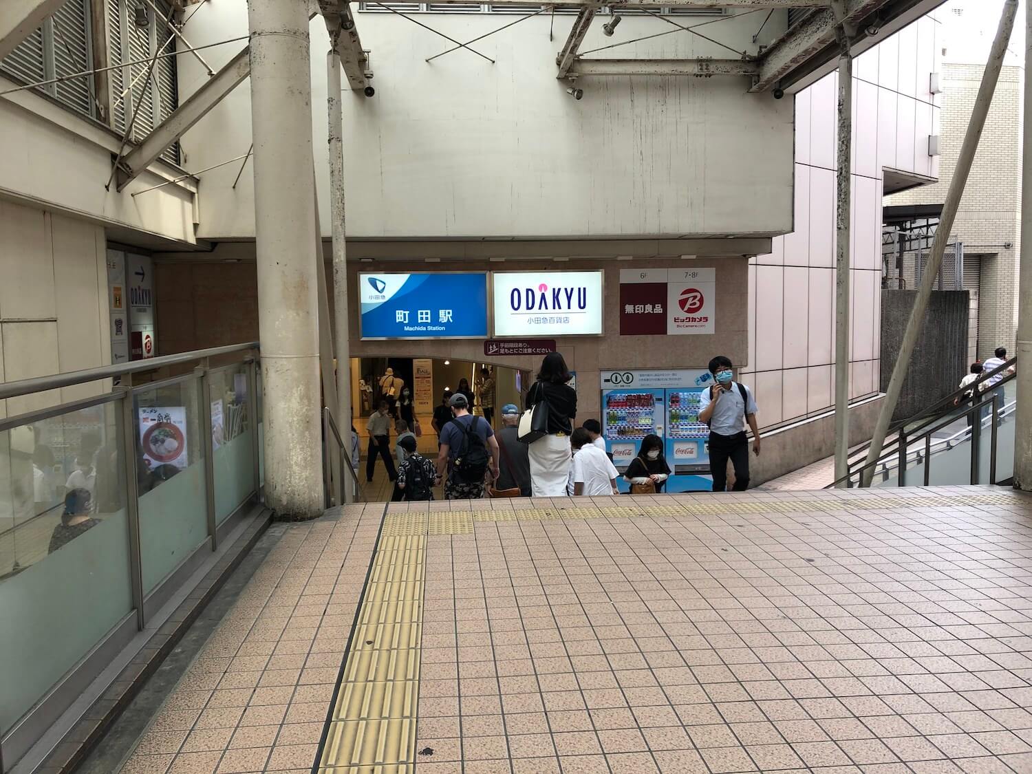 マルイの建物に沿って小田急線町田駅・小田急百貨店へ向かいます