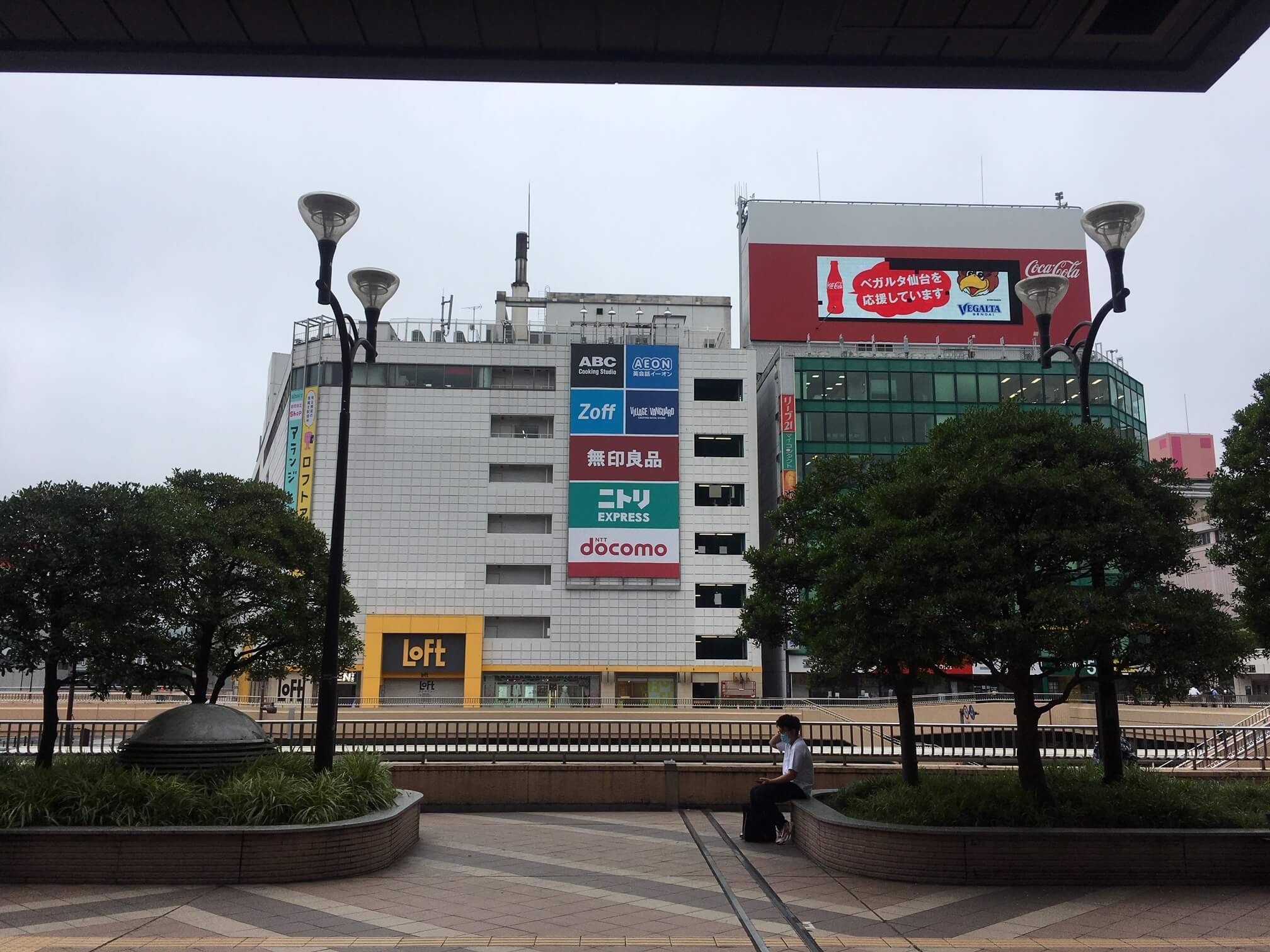 1. 仙台駅西口から出て右に(PARCO方面に)曲がります。