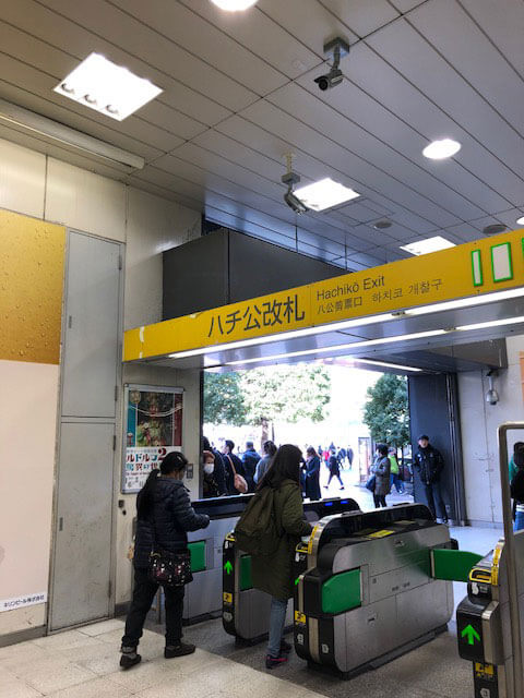JR渋谷駅ハチ公口を出ます。
