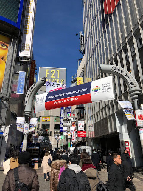 渋谷TSUTAYAを右手にし、左側の道を進みます。