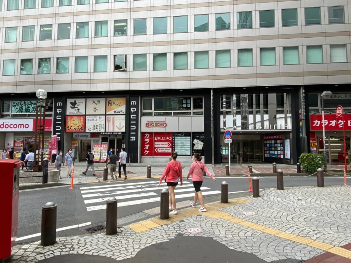 4.小さい横断歩道を渡った正面にエキニアビルが見えます。