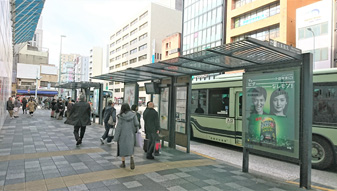 地上に出て頂きましたら左手に進みます。（バス乗り場がある方向です）