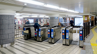 阪急電車　烏丸駅西口改札から出て頂きます。