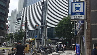 地上へ出てクオール薬局の前を通過し、名駅通りに出ます。