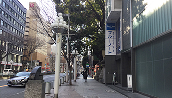 名古屋ブルーノートのある方向に渡ると、神社・交番・ファミリーマートが見えてきます。