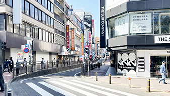 「ABC-MARTGRANDSTAGE横浜西口店」の方面に向かって真っ直ぐお進みください。