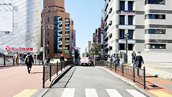 「南幸橋」を渡っていただき、「ドン・キホーテ横浜西口店」の方面に向かってお進みください。