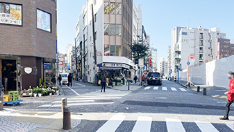 「ラウンドワン横浜駅西口店」方面に向かって斜め左にお進みください。