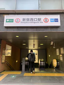 新宿西口駅　D5出口を出て左方向に進みます。