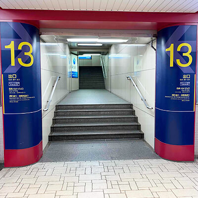 阪急烏丸駅の13番出口から上がります。