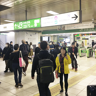 JR渋谷駅中央改札を出て右方向スクランブルスクエアの方に向かいます
