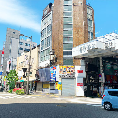 商店街へは入らず、大通りの方へ進みます。