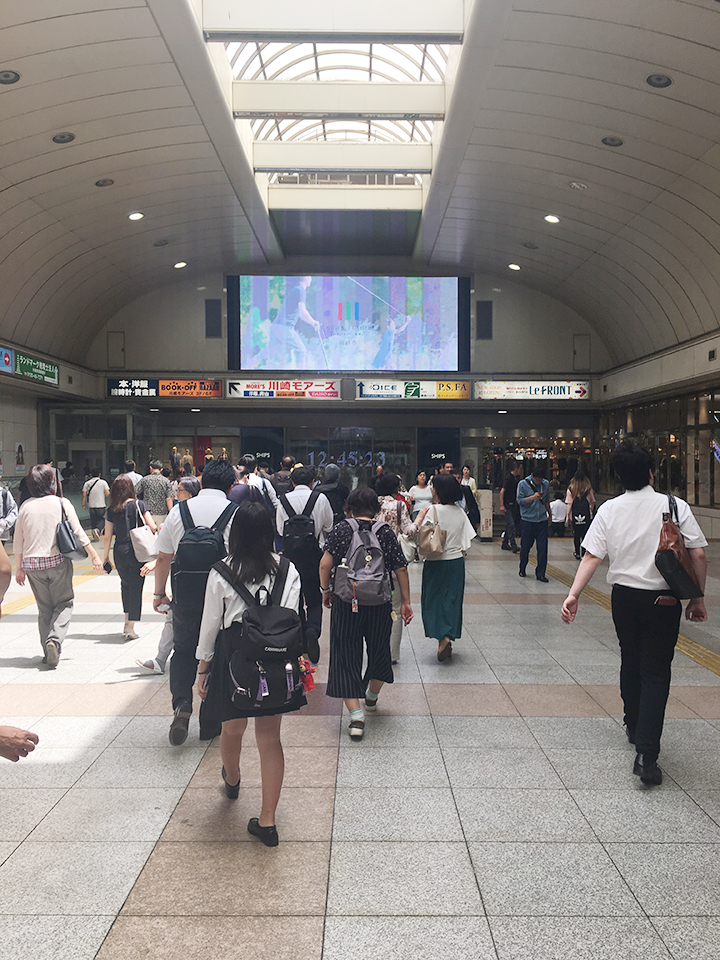 JR川崎駅の中央改札を出て中央東口に向かいます。