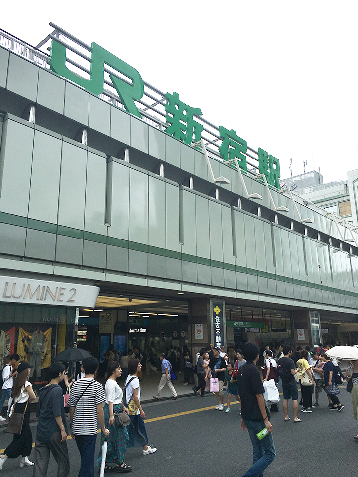 JR新宿駅南口を出ます。