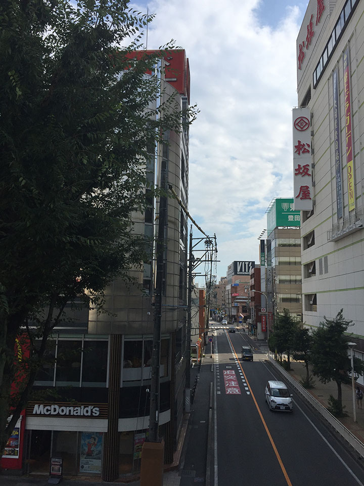 松坂屋を右にまっすぐ進みます。