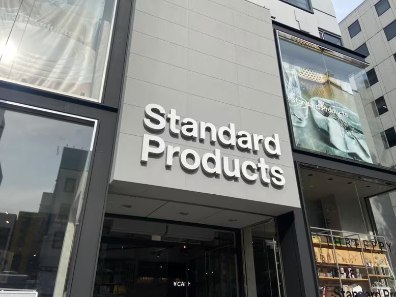 東急ハンズを通り過ぎると、左手にStandard Productsが見えるので、横断歩道の手前（Standard Productsの角）を左に曲がります。