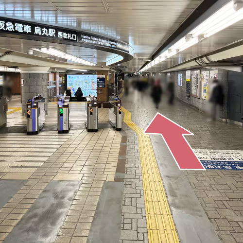 阪急電車烏丸駅・西改札口の右手側の通路を、真っ直ぐ進んでください。