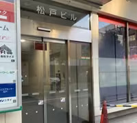 常陽銀行さんを過ぎたら松戸ビルの入り口です！