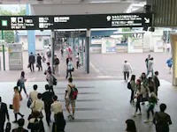 岡山駅東口の中央階段を出て右側へお進みください。