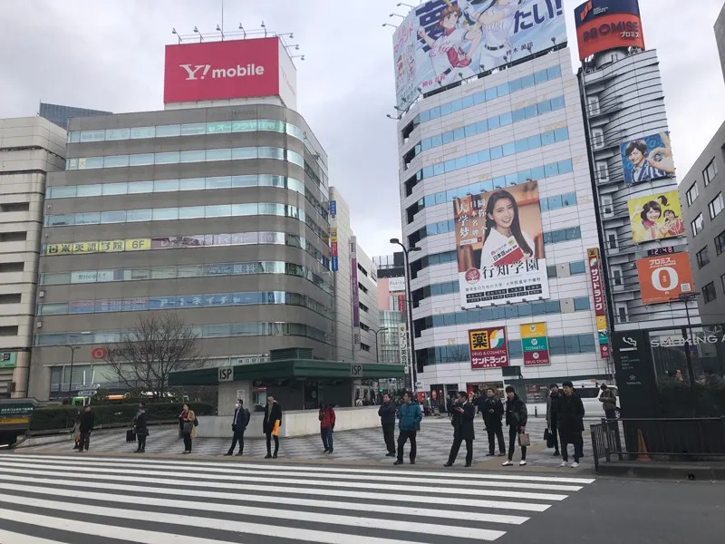 目の前にドン・キホーテが見えますので、ドン・キホーテ側の道にわたってください。 そして駅を背中にドン・キホーテの右方向に歩いてください。（明治通りに沿って歩く）