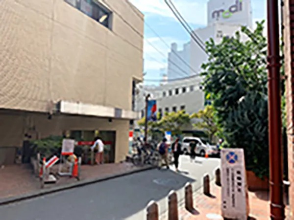 三井住友銀行のビルの隣、町映ビルの６階でございます。