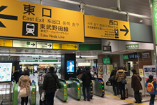 大宮駅中央改札の西口に出ていただきます。