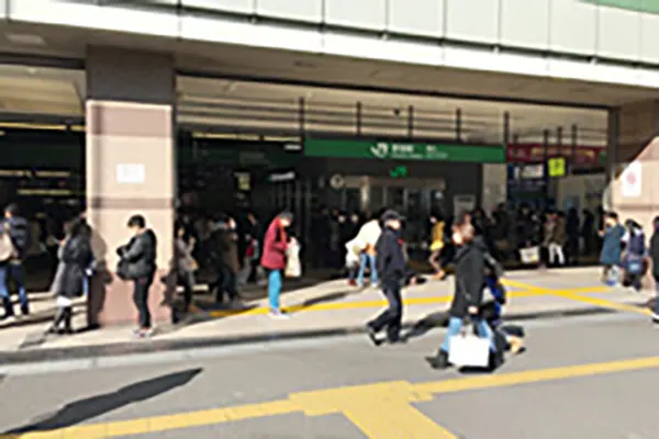 新宿駅南口改札を背にして右手に進んで下さい。