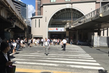 JR大阪駅御堂筋南口に出ていただきます。そのまま横断歩道を渡り、阪急方面にお進みください。