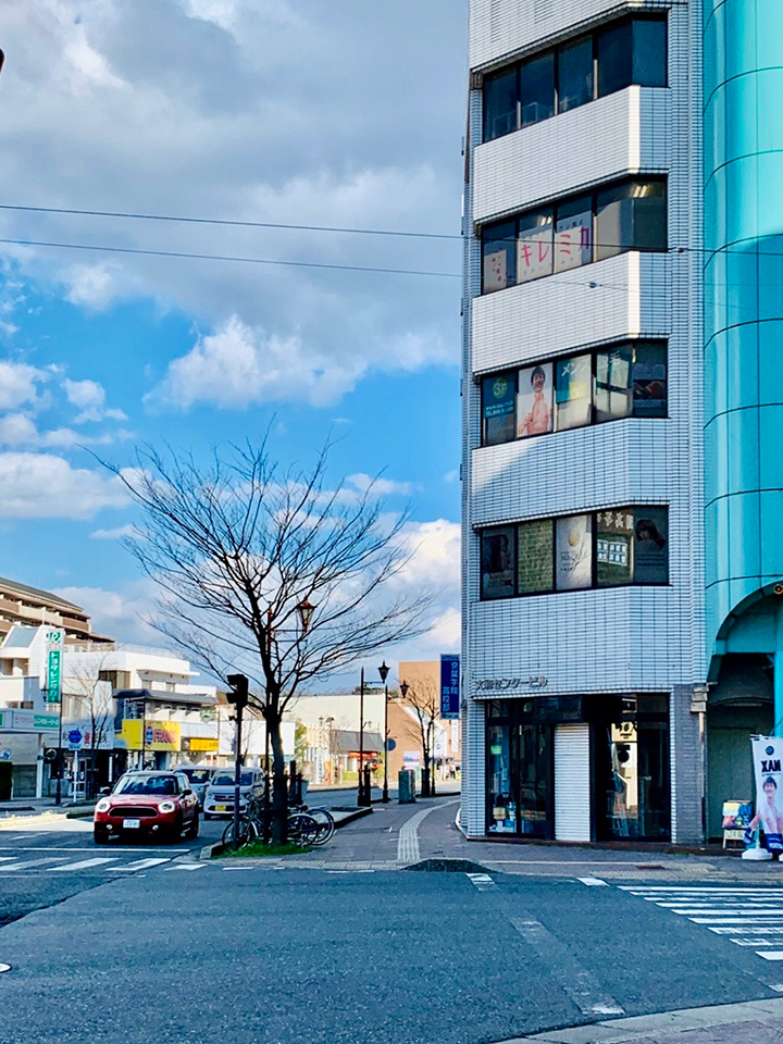 横断歩道を渡ったすぐ目の前のビル4階がキレミカ木更津店でございます。